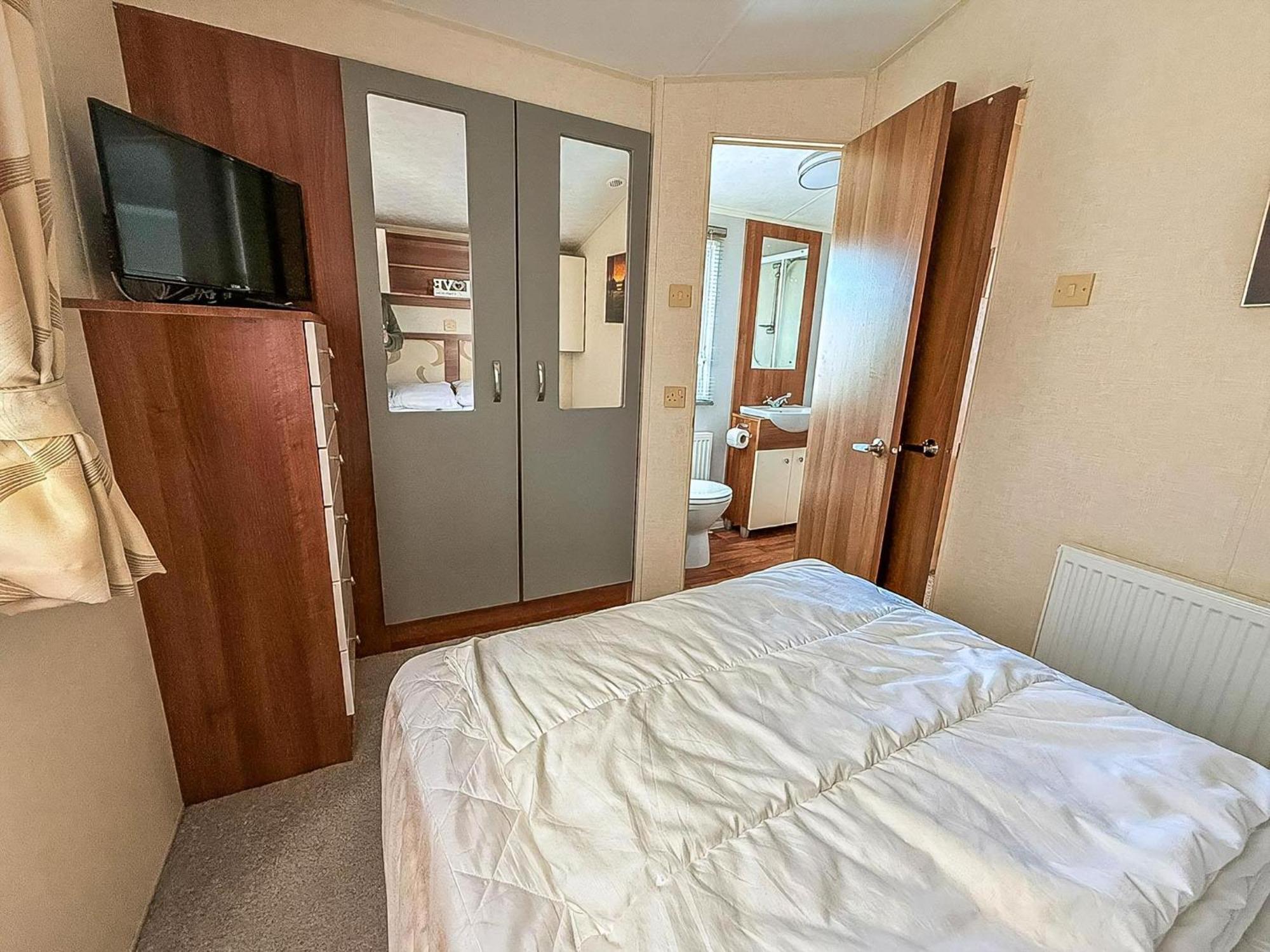 Superb Caravan With Decking And Free Wifi At Naze Marine Park Ref 17236C Walton-on-the-Naze Eksteriør bilde